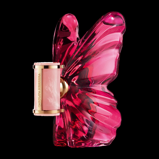 Imagen del perfume La Bomba Carolina Herrera 2025, frasco con forma de mariposa rosa vibrante sobre fondo claro, fragancia exótica frutal-floral disponible en Costa Rica en decants y botella completa.