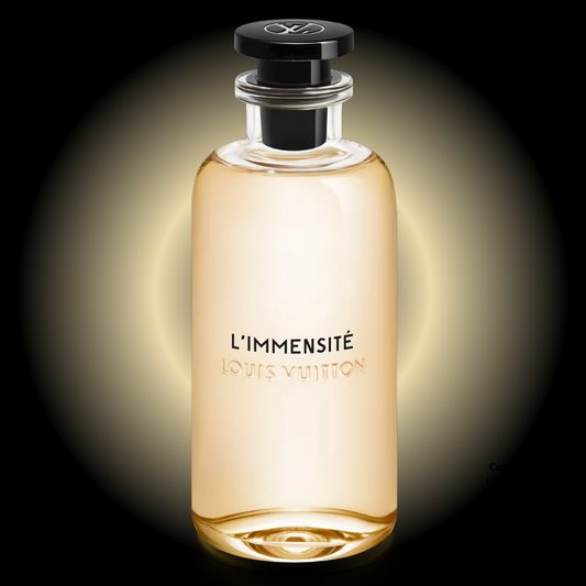Frasco de perfume L'Immensité de Louis Vuitton 100ml, botella de cristal transparente con líquido en tono ámbar claro. Fragancia original de lujo disponible en Costa Rica en formato completo y decants.