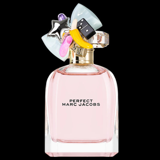 Imagen del perfume Marc Jacobs Perfect Eau de Parfum para mujer, frasco transparente con líquido rosado y tapa decorativa con adornos tipo dijes, fragancia floral cremosa con ruibarbo y narciso, corazón de leche de almendras y fondo amaderado suave con cedro y acorde tipo cachemira, disponible en Costa Rica en decants y presentación completa.