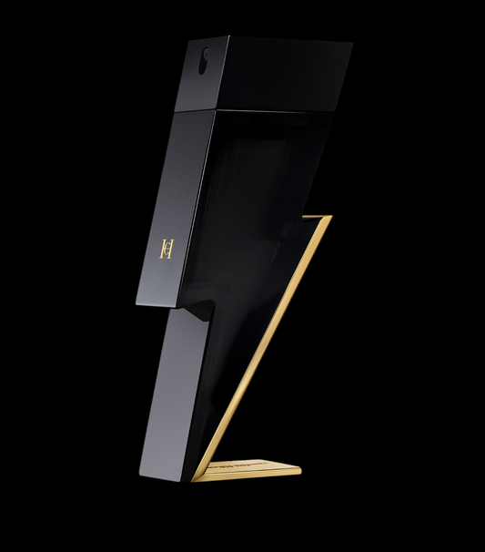 Imagen del perfume Carolina Herrera Bad Boy EDT para hombre, frasco negro en forma de rayo con detalles dorados, fragancia especiada y amaderada con bergamota, pimienta y cacao, disponible en Costa Rica en decants y botella completa.