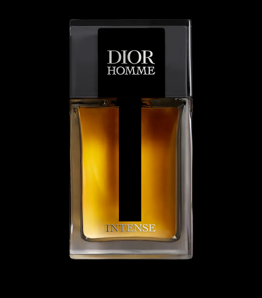 Imagen del perfume Christian Dior Homme Intense EDP para hombre, frasco cuadrado de vidrio transparente con líquido ámbar oscuro y tapa negra, fragancia elegante con iris, lavanda y ámbar, disponible en Costa Rica en decants y botella completa.