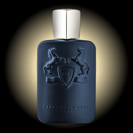 Imagen del perfume Parfums de Marly Layton EDP, frasco azul marino mate con tapón metálico plateado y emblema ecuestre grabado, fragancia unisex dulce especiada con manzana y vainilla, disponible en Costa Rica en decants y presentación completa.