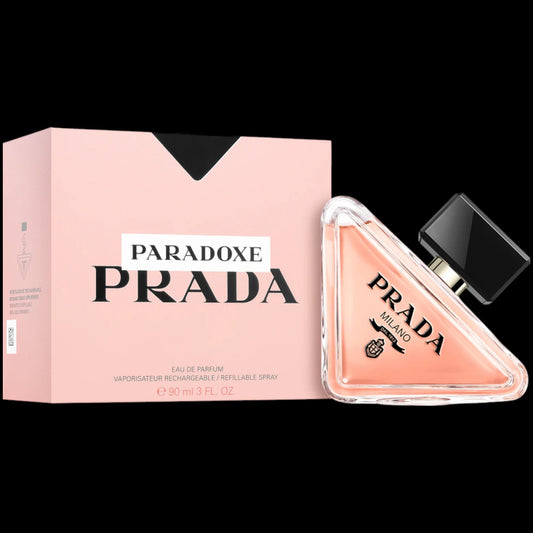 Frasco de perfume Prada Paradoxe, botella icónica en forma de triángulo con el logo de Prada y líquido rosado. Fragancia original disponible en Costa Rica en formato completo y decants.