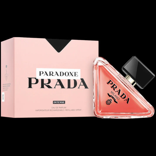 Frasco de perfume Prada Paradoxe Intense, botella triangular con el líquido en un tono rosado más oscuro e intenso. Fragancia original disponible en Costa Rica en formato completo y decants.