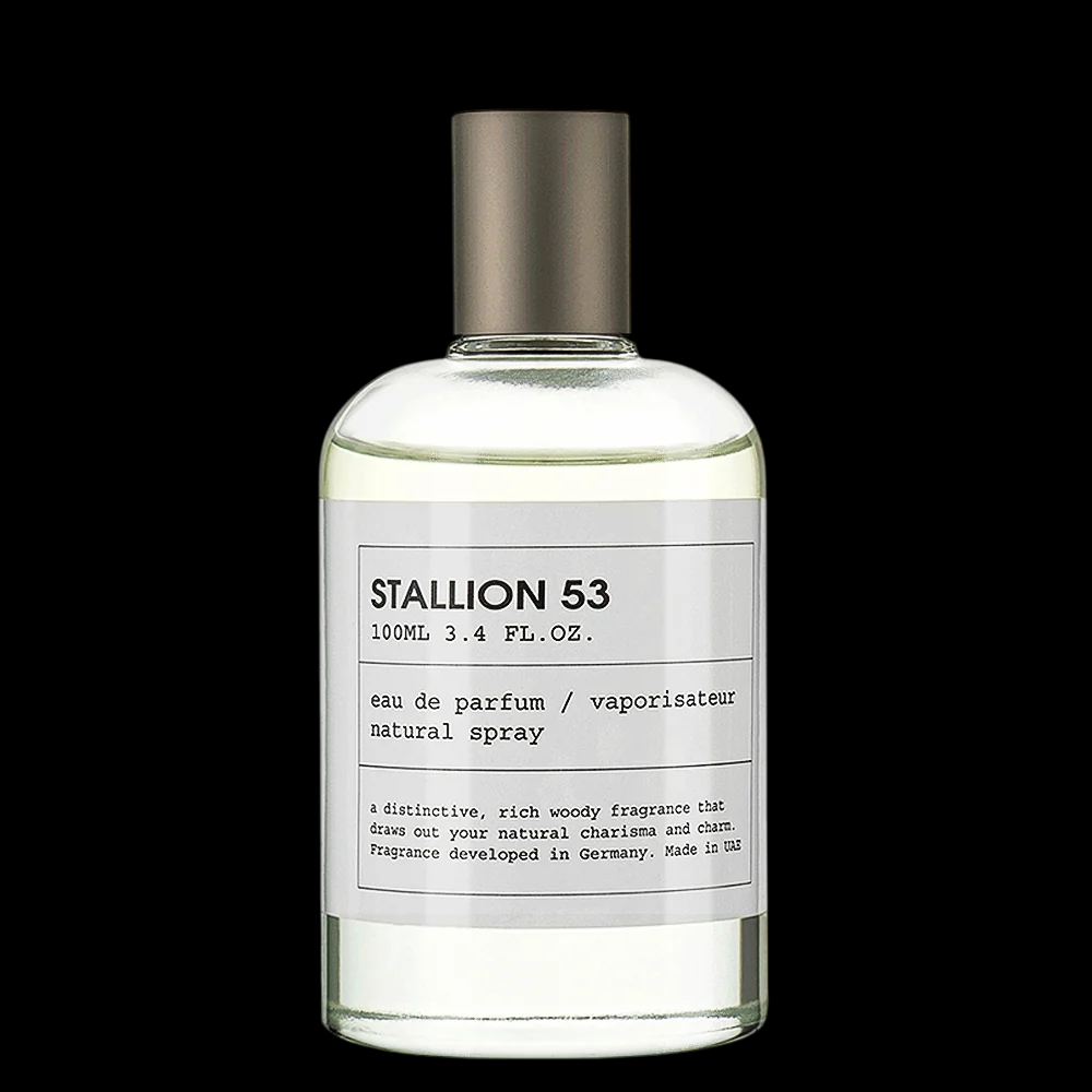 Imagen del perfume Emper Stallion 53 EDP para hombre, frasco negro con bordes dorados y tapa metálica, fragancia masculina amaderada aromática con cardamomo, bergamota y cedro, disponible en Costa Rica en decants y presentación completa.