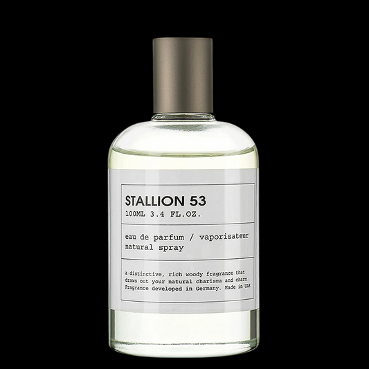 Imagen del perfume Emper Stallion 53 EDP para hombre, frasco negro con bordes dorados y tapa metálica, fragancia masculina amaderada aromática con cardamomo, bergamota y cedro, disponible en Costa Rica en decants y presentación completa.
